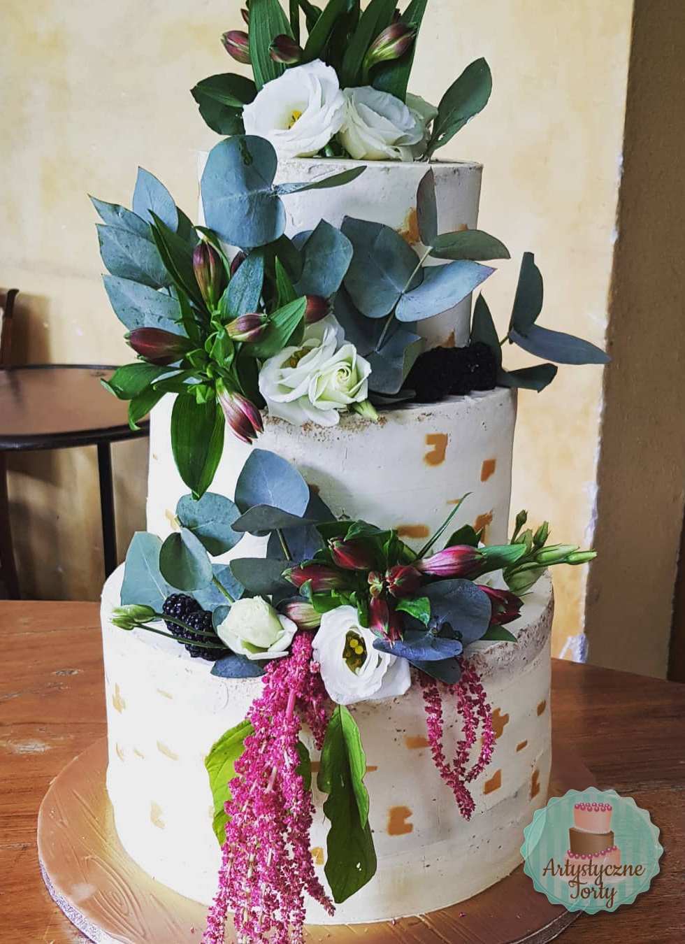tort weselny pietrowy na z żywymi kwiatami